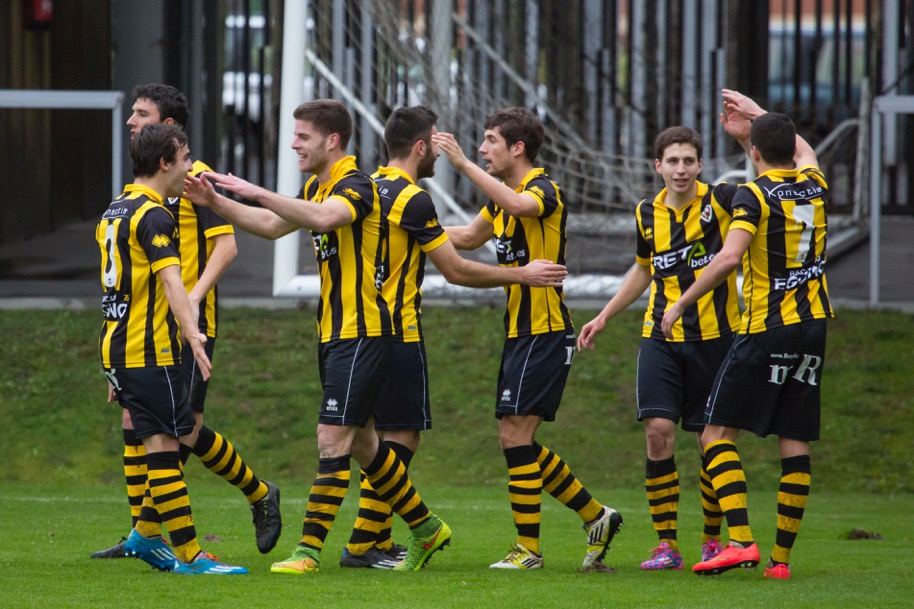 Los jugadores locales celebran el primer gol, obra de Mario Barco (foto: Iñigo Larreina - UGS Vision)