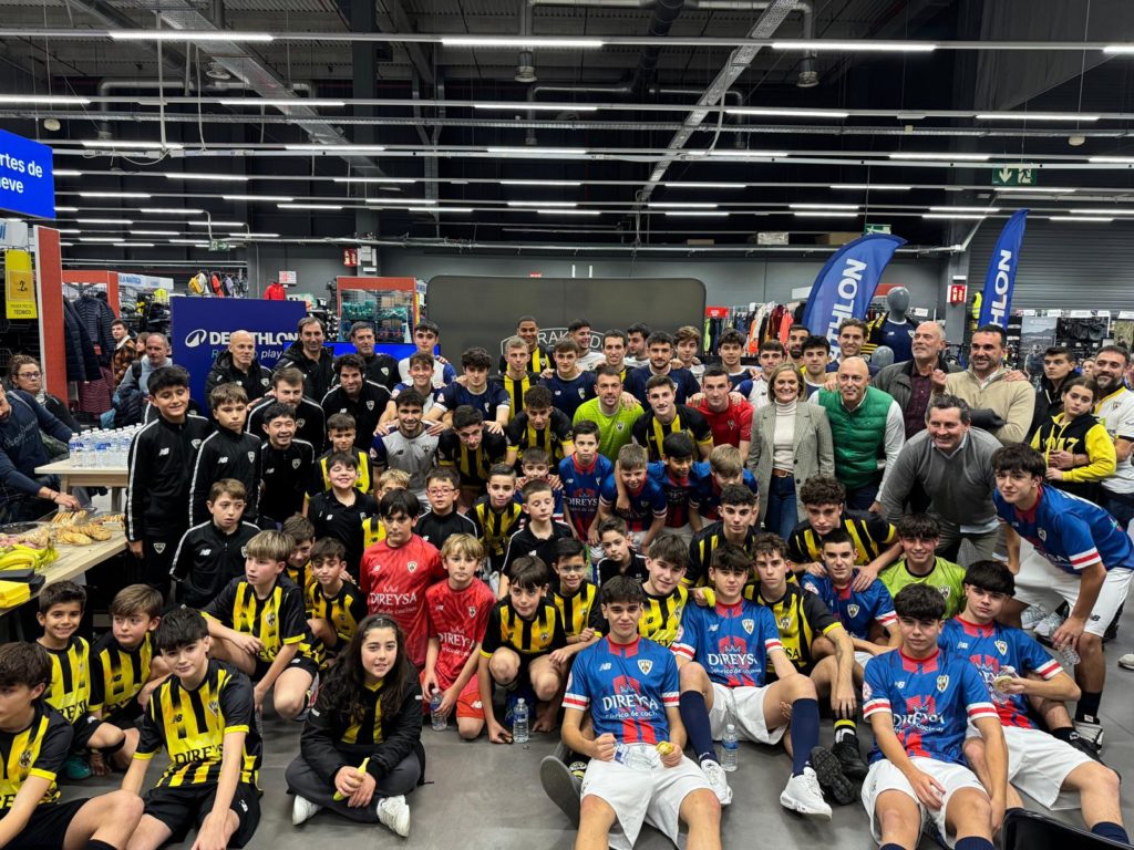 El Barakaldo CF presenta sus equipaciones 24/25 en Decathlon